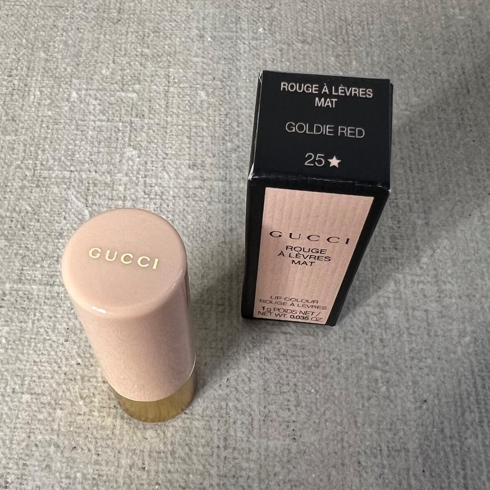 ❤️ Gucci Matte Lipstick mini in 25 Goldie Red - Picture 3 of 7